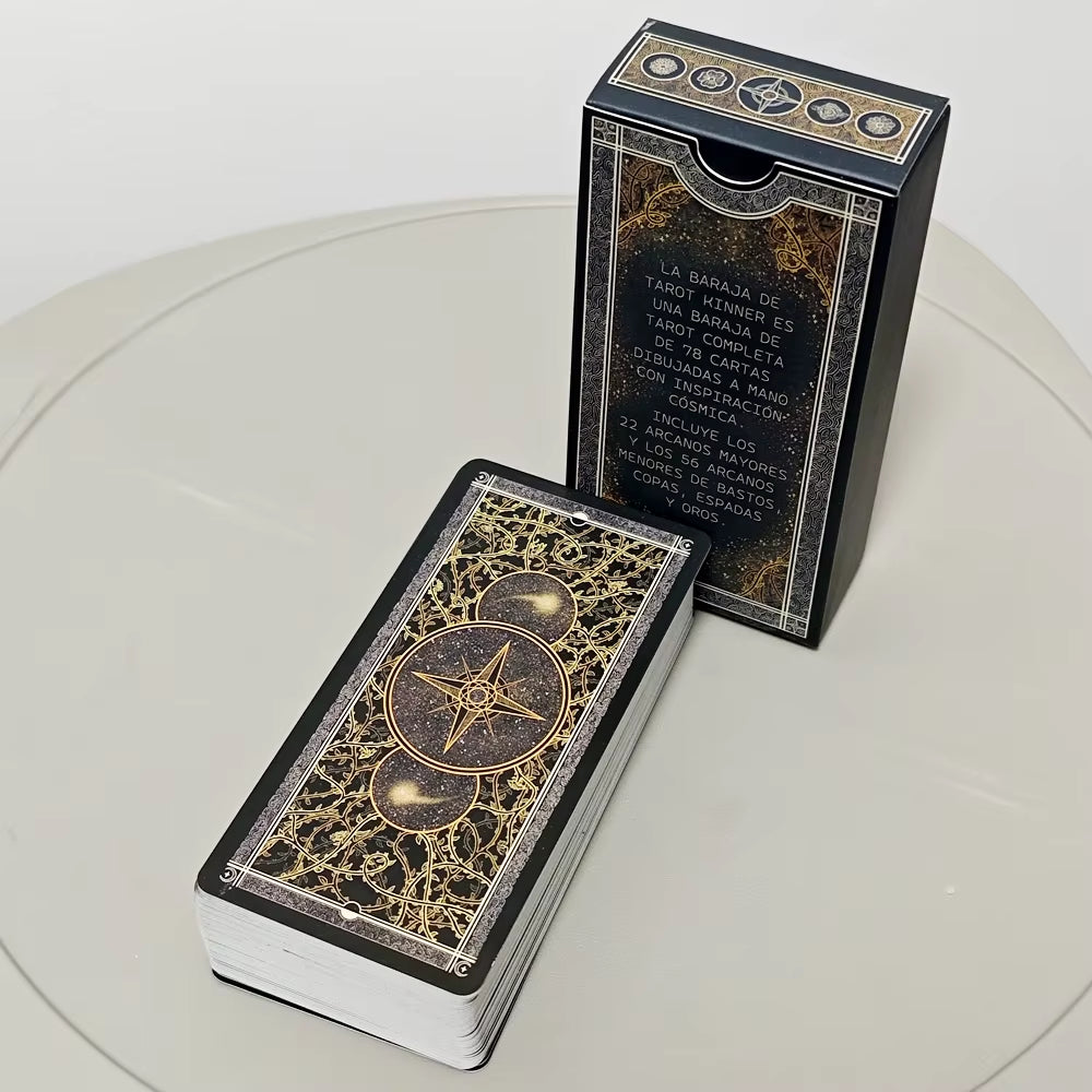Baraja de Tarot Kinner, una baraja completa de 78 cartas tradicional de tarot dibujadas a mano e inspiradas cósmicamente, en español